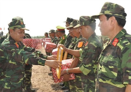Trung tướng Nguyễn Phương Nam, Tư lệnh Quân khu trao bằng khen cho các đơn vị hoàn thành tốt bài diễn tập